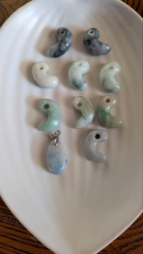 糸魚川翡翠ミニ勾玉♦ガラス質