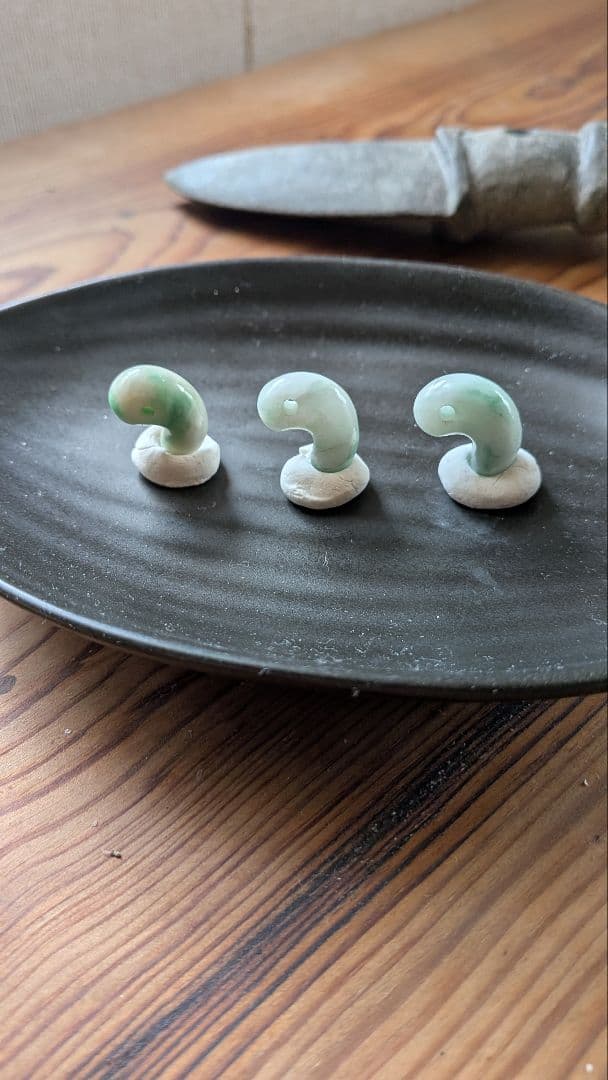 糸魚川翡翠ミニ勾玉♦ガラス質