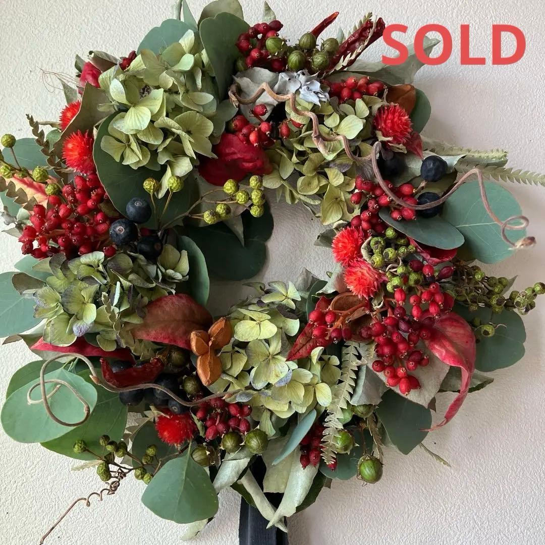 秋色紫陽花と赤い実のベリーリース　シャリンバイ　ユーカリ　野バラの実　千日紅