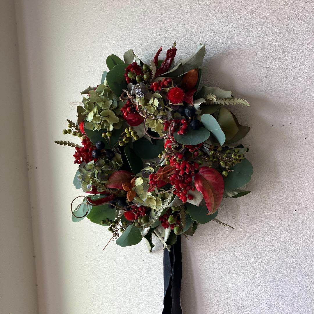 秋色紫陽花と赤い実のベリーリース　シャリンバイ　ユーカリ　野バラの実　千日紅