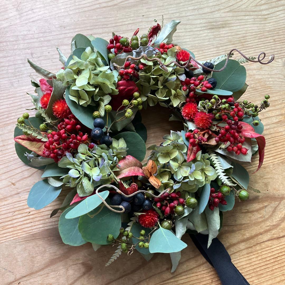 秋色紫陽花と赤い実のベリーリース　シャリンバイ　ユーカリ　野バラの実　千日紅