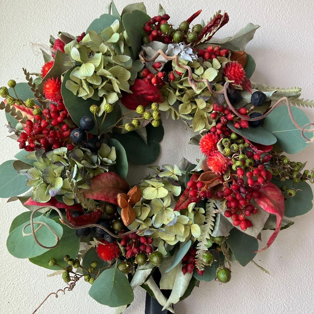秋色紫陽花と赤い実のベリーリース　シャリンバイ　ユーカリ　野バラの実　千日紅