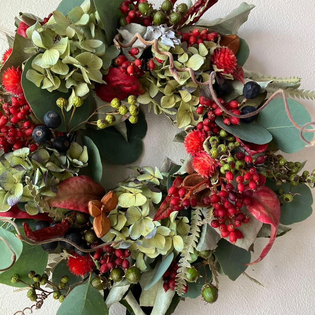 秋色紫陽花と赤い実のベリーリース　シャリンバイ　ユーカリ　野バラの実　千日紅