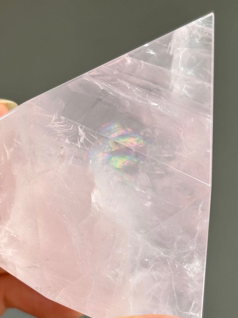 高品質　ローズクォーツ　BIG 立体形　トライアングル　虹　透明感
