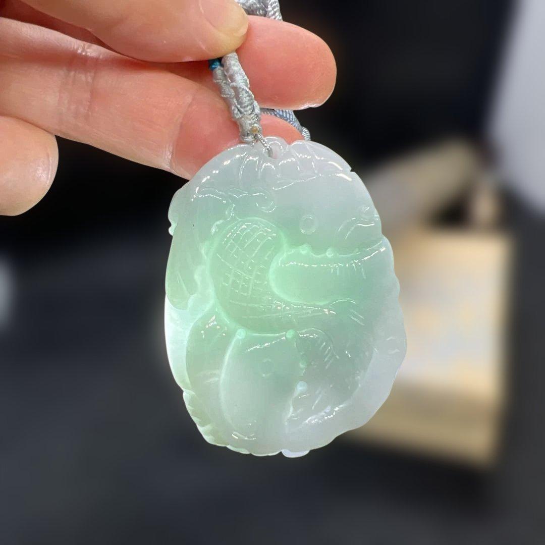 天然Aランク翡翠手作り両面に龍が彫刻されたペンダントAB10112