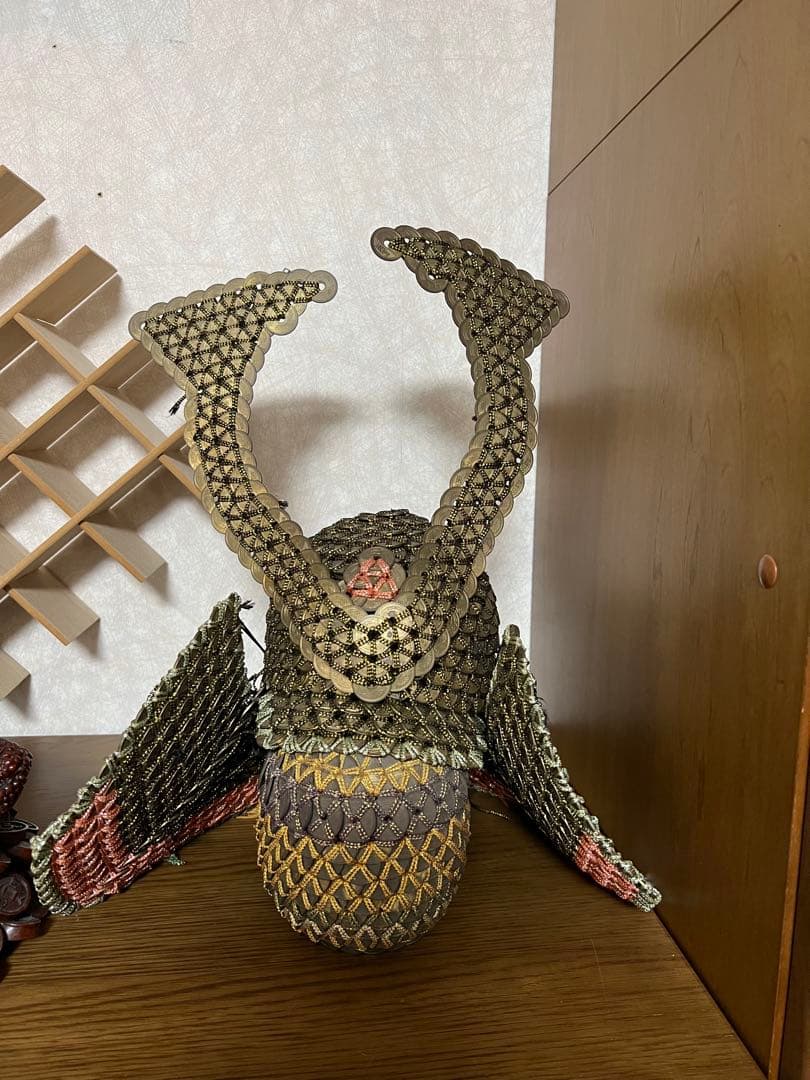 装飾的な兜型インテリア置物