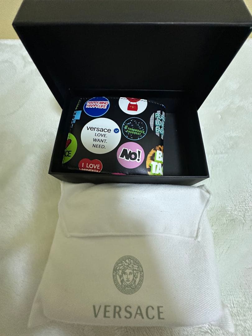 す*ん様 VERSACE ステッカー柄 二つ折り財布