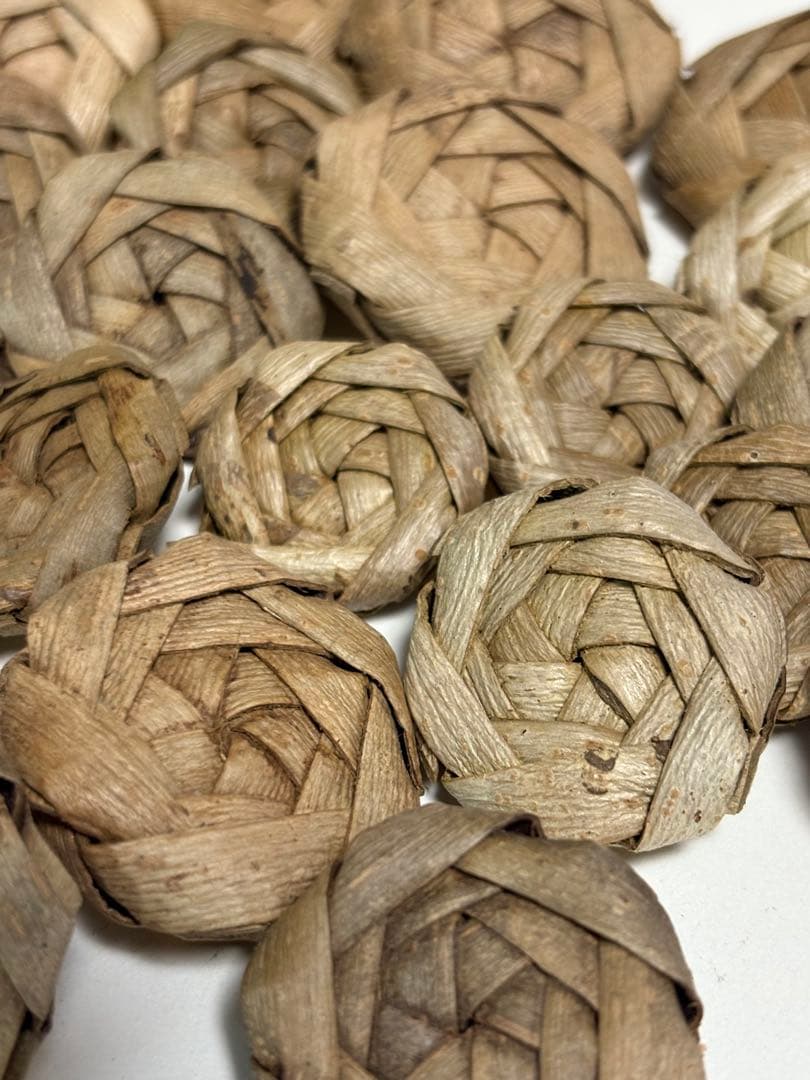 kei　胡桃樹皮　花ブローチ