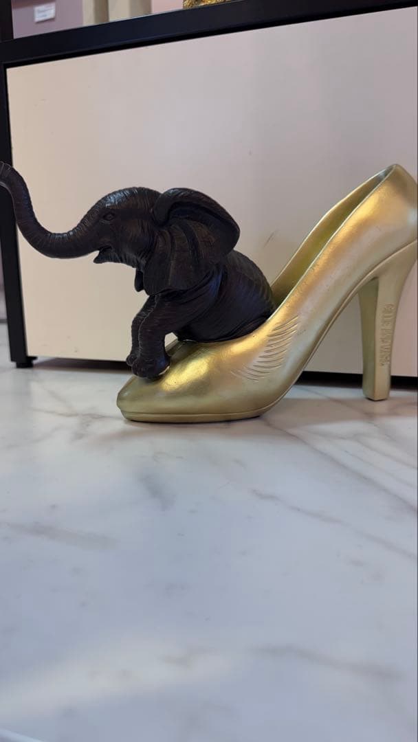 ゴールドハイヒールと黒い象の置物
