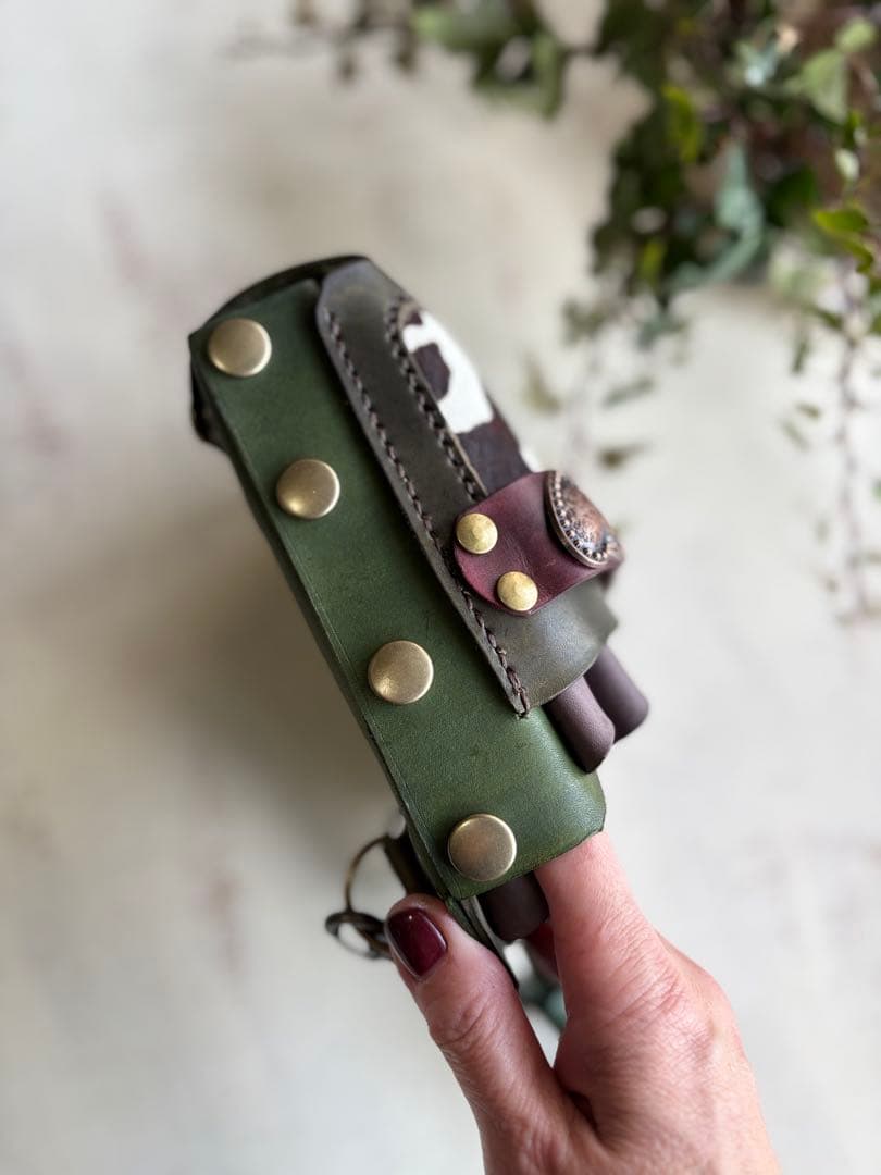 まぴ 手染めダークオリーブ、ハラコカウの大容量シザーケース