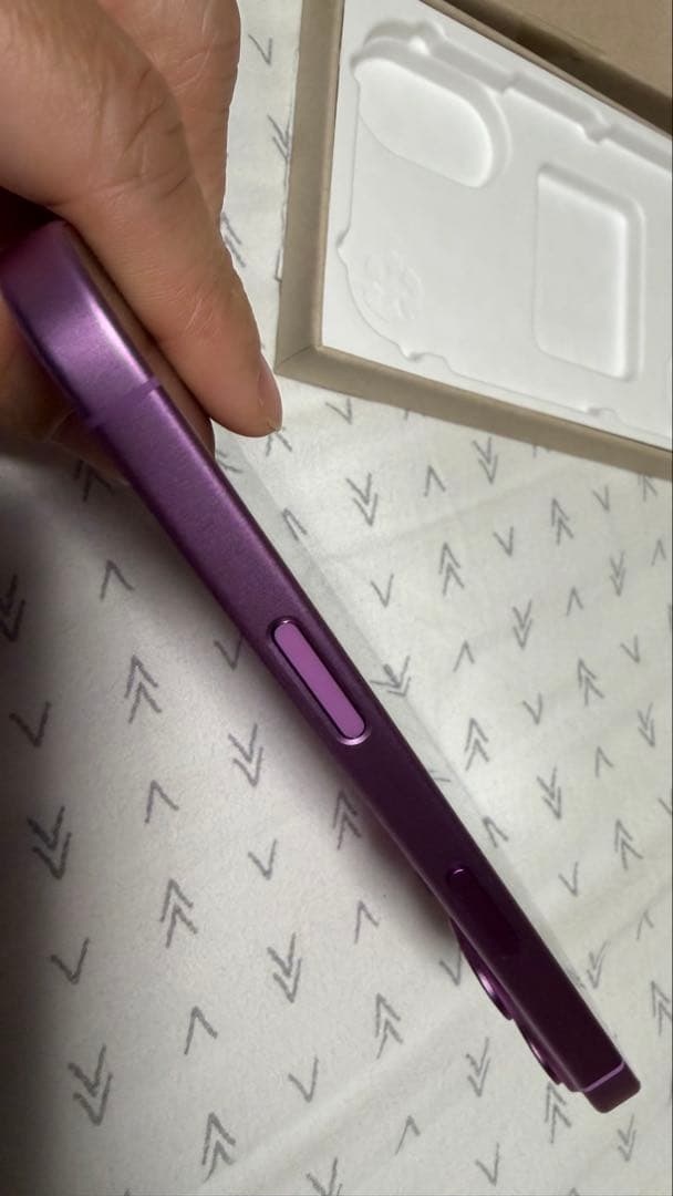 Apple iPhone 16 本体　128GB SIMフリー　充電3回のみ