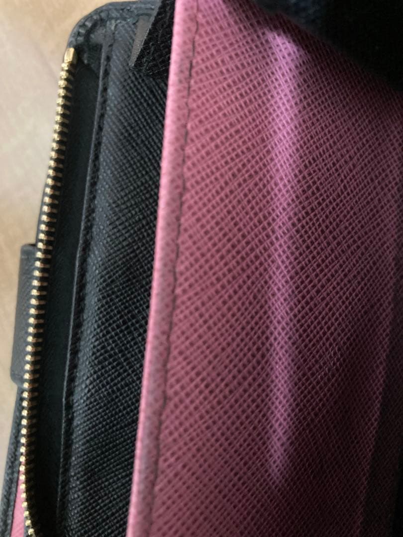 PRADA ブラック サフィアーノレザー 二つ折り財布