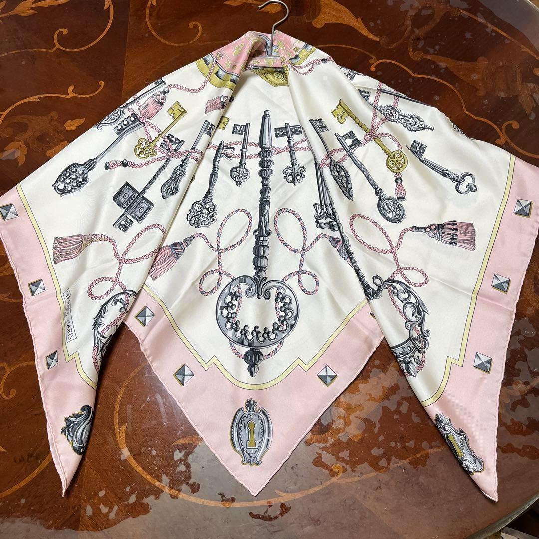 美品 エルメス スカーフ カレ90 シルク100% 鍵柄 レディース