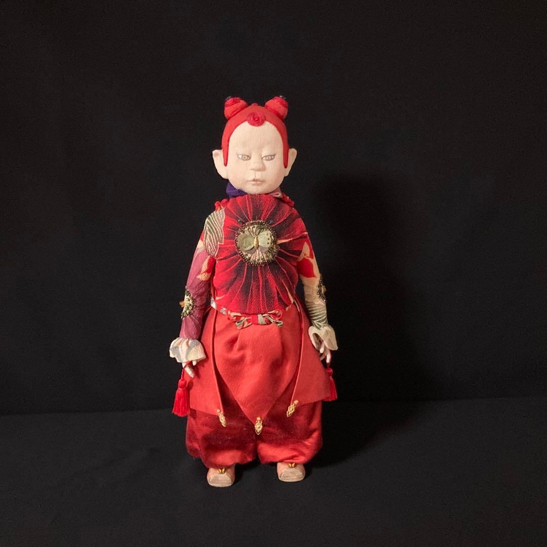 紙粘土に縮緬を貼って顔を描いた創作人形