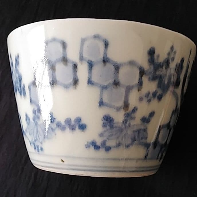 「上品な亀甲文様と桐の花！」古伊万里 染付蕎麦猪口 骨董アンティーク