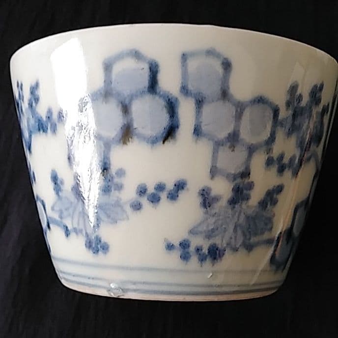 「上品な亀甲文様と桐の花！」古伊万里 染付蕎麦猪口 骨董アンティーク
