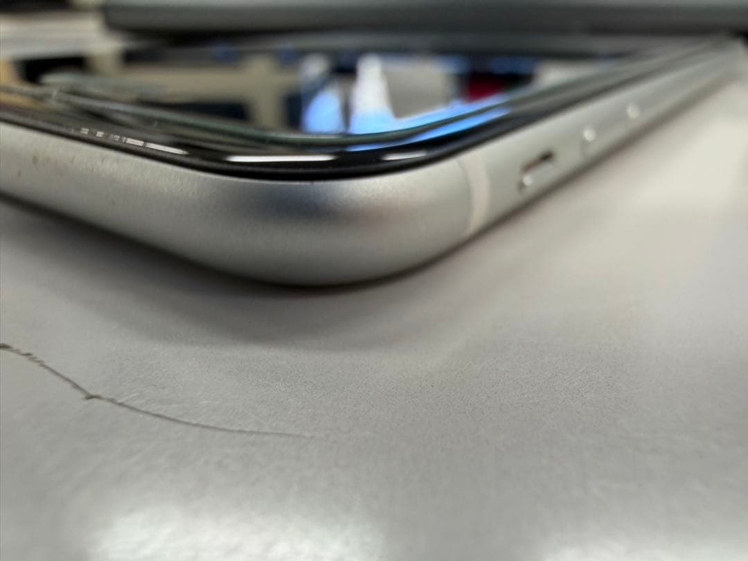 Apple iPhone SE (第2世代) 白　SIMフリー