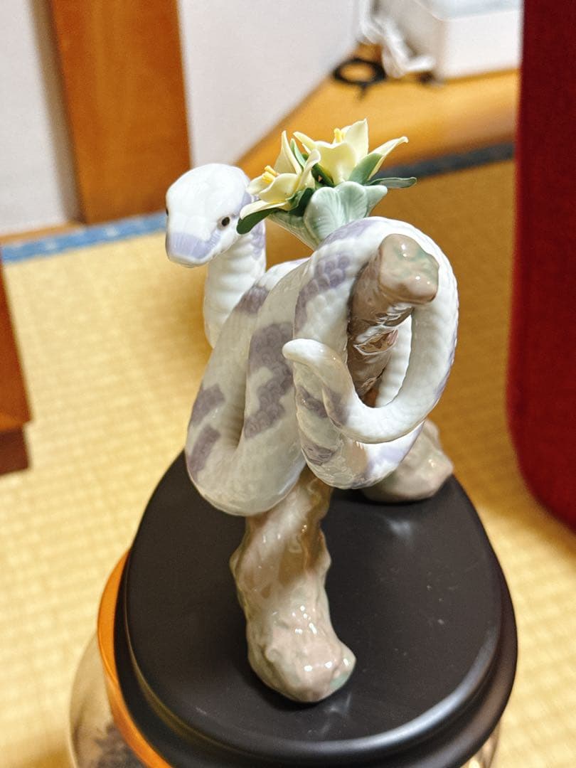 スペインの上品な「リャドロ」製の蛇年の生肖磁器人形の置物