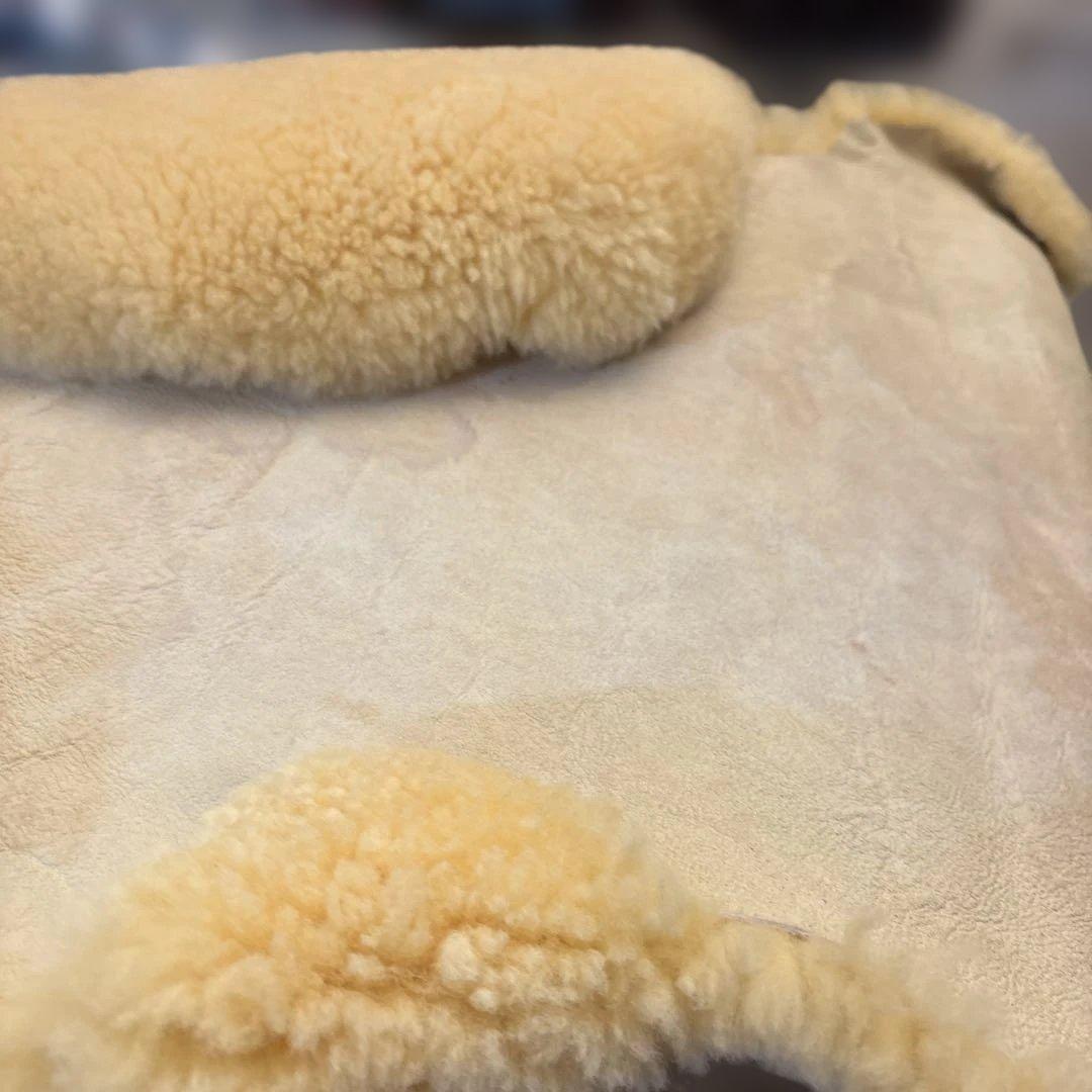 値引きします。必要な方にどうぞ！ベージュ ⚫︎ムートン二匹ものナーシングラック