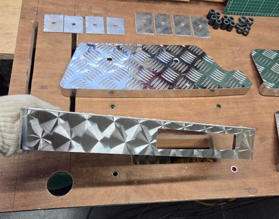 コ*ア様 17スーパーグレート　サイドステップアルミ縞板×鱗ステンボルトナット付