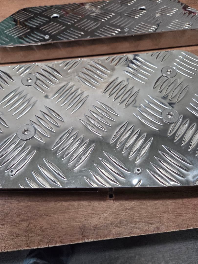コ*ア様 17スーパーグレート　サイドステップアルミ縞板×鱗ステンボルトナット付