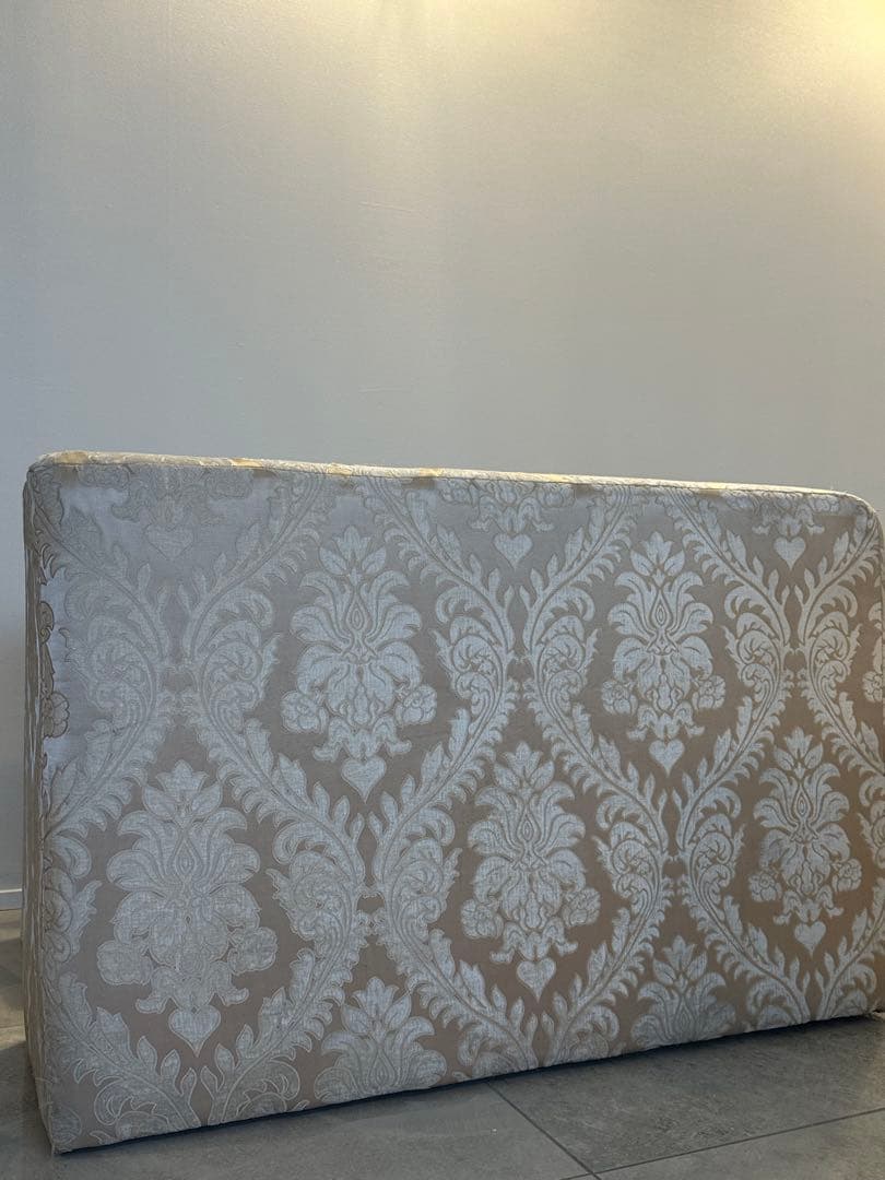 ダマスク柄 上品ピンクベージュロングカウチ