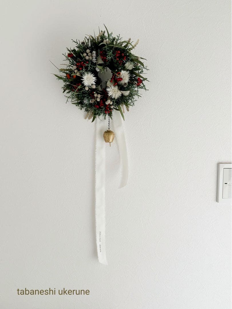 シンカルファとローズヒップや野バラを紡いだ　リネンタッセル付き　クリスマスリース