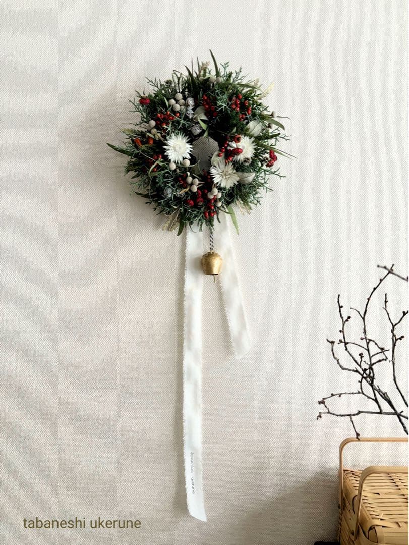 シンカルファとローズヒップや野バラを紡いだ　リネンタッセル付き　クリスマスリース