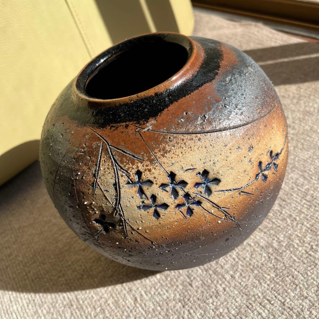 陶器製壺型花瓶 花の彫刻 ブラウン