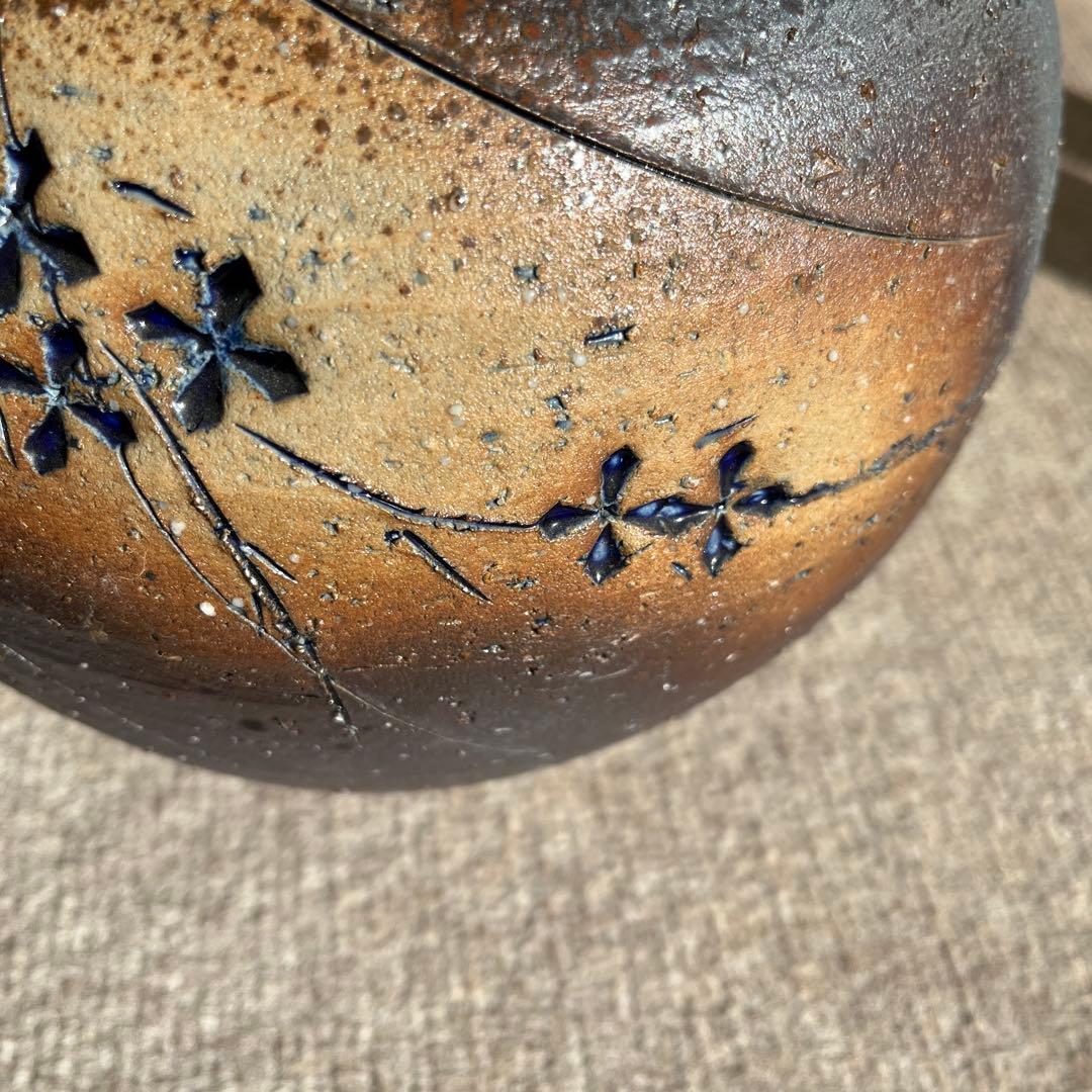 陶器製壺型花瓶 花の彫刻 ブラウン