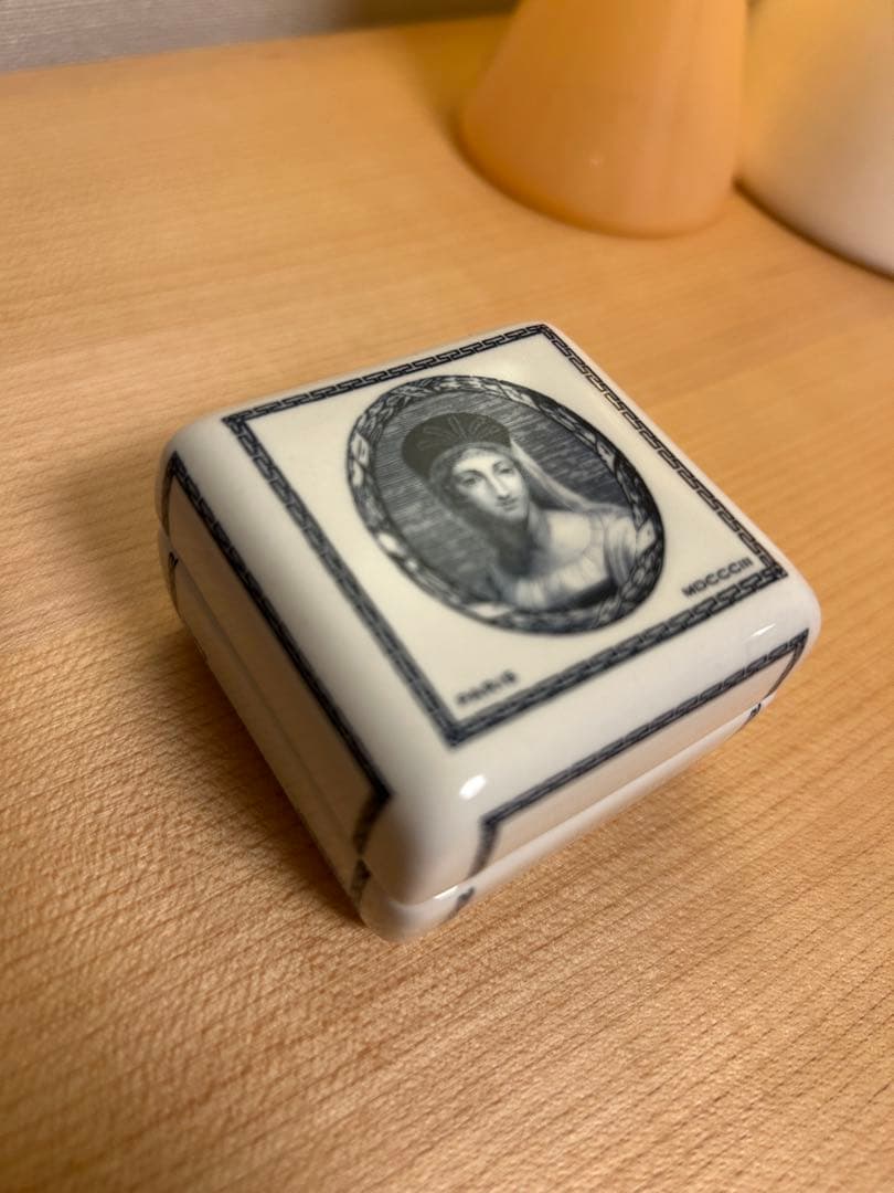 陶器製小物入れ【未使用】ビュリーのフレグランス用ストーン入り