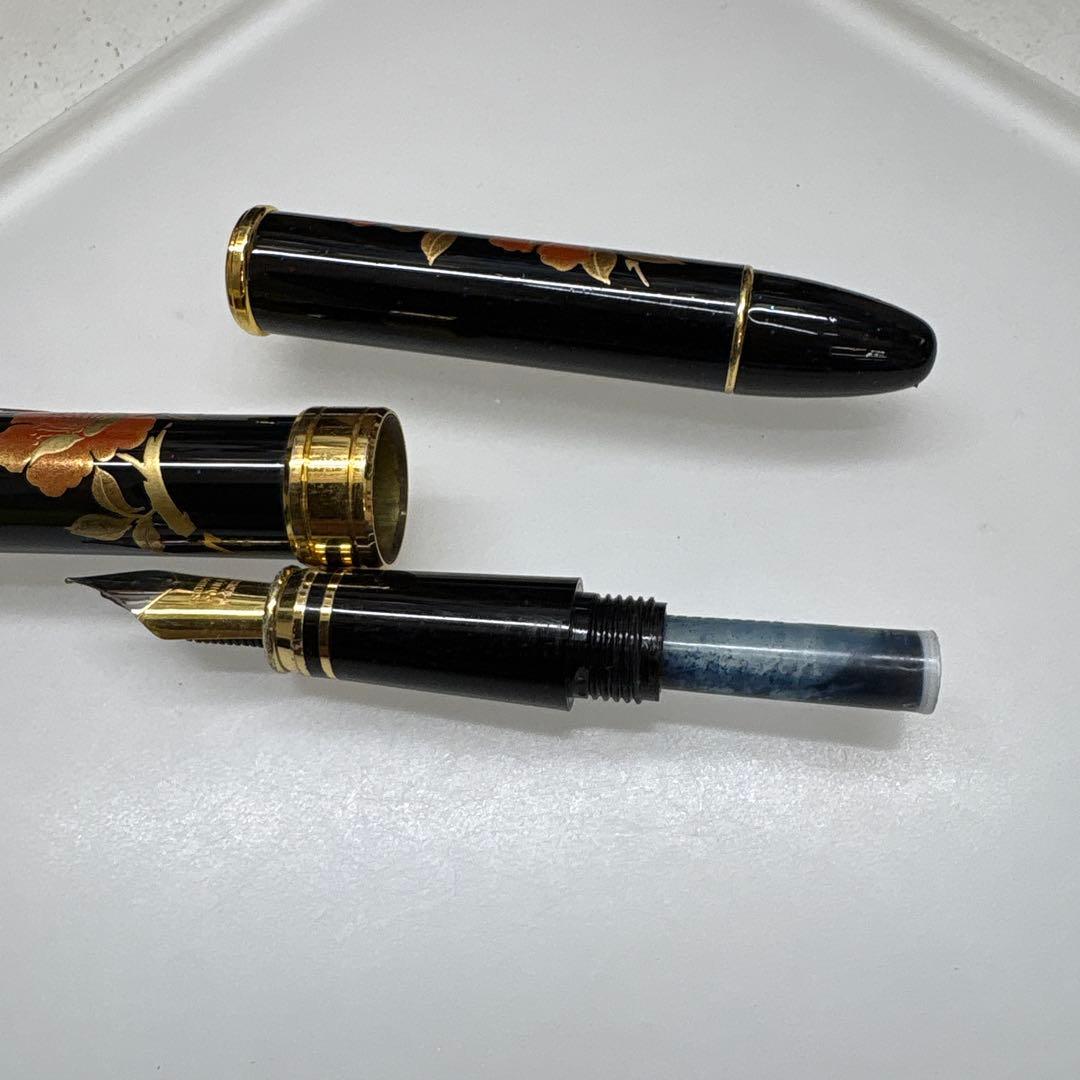 黒い花柄万年筆・イリジウムペン先・中古品