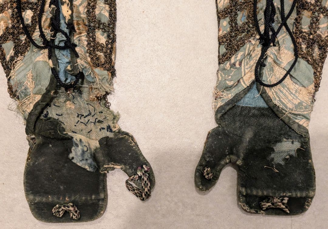 桃山から江戸初期 家紋 鉄製籠手 甲冑 面頬 前立て 武将 鎧 兜 武具 骨董