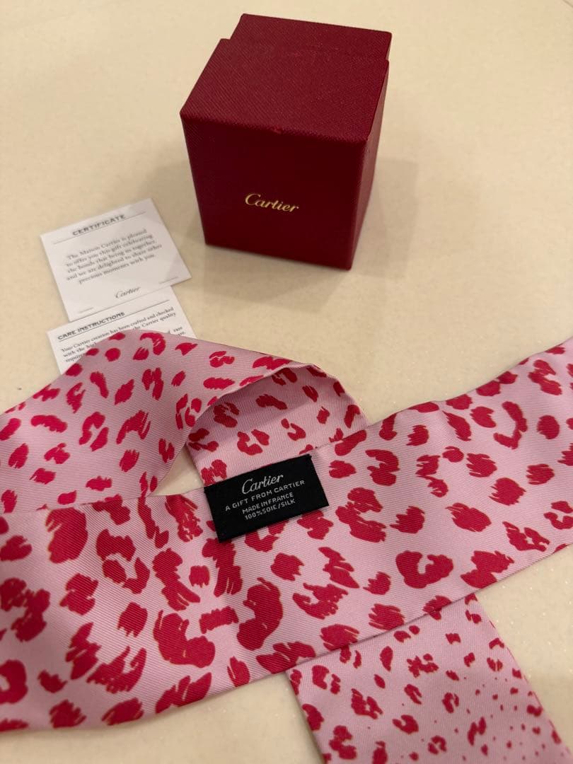 Cartierカルティエ　シルクスカーフ　パンテール柄　ピンク