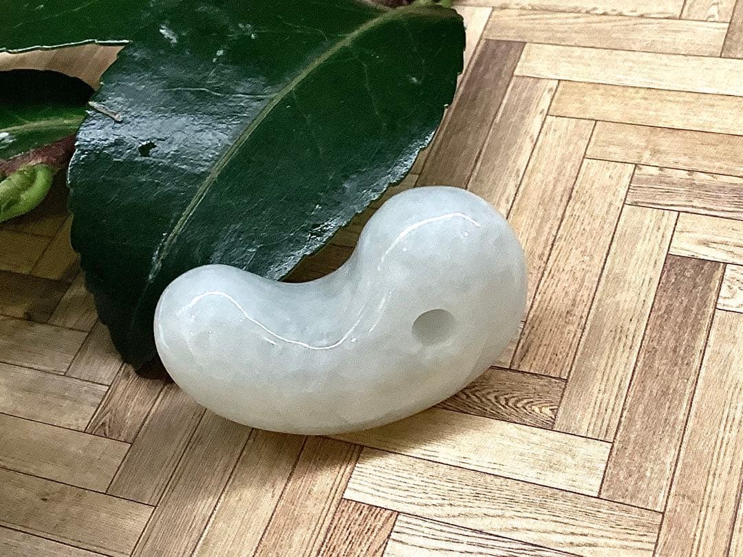 ✳買って損無し‼️氷肌アイスジェイド糸魚川翡翠　本物硬玉勾玉　守護石お守り鑑別書付