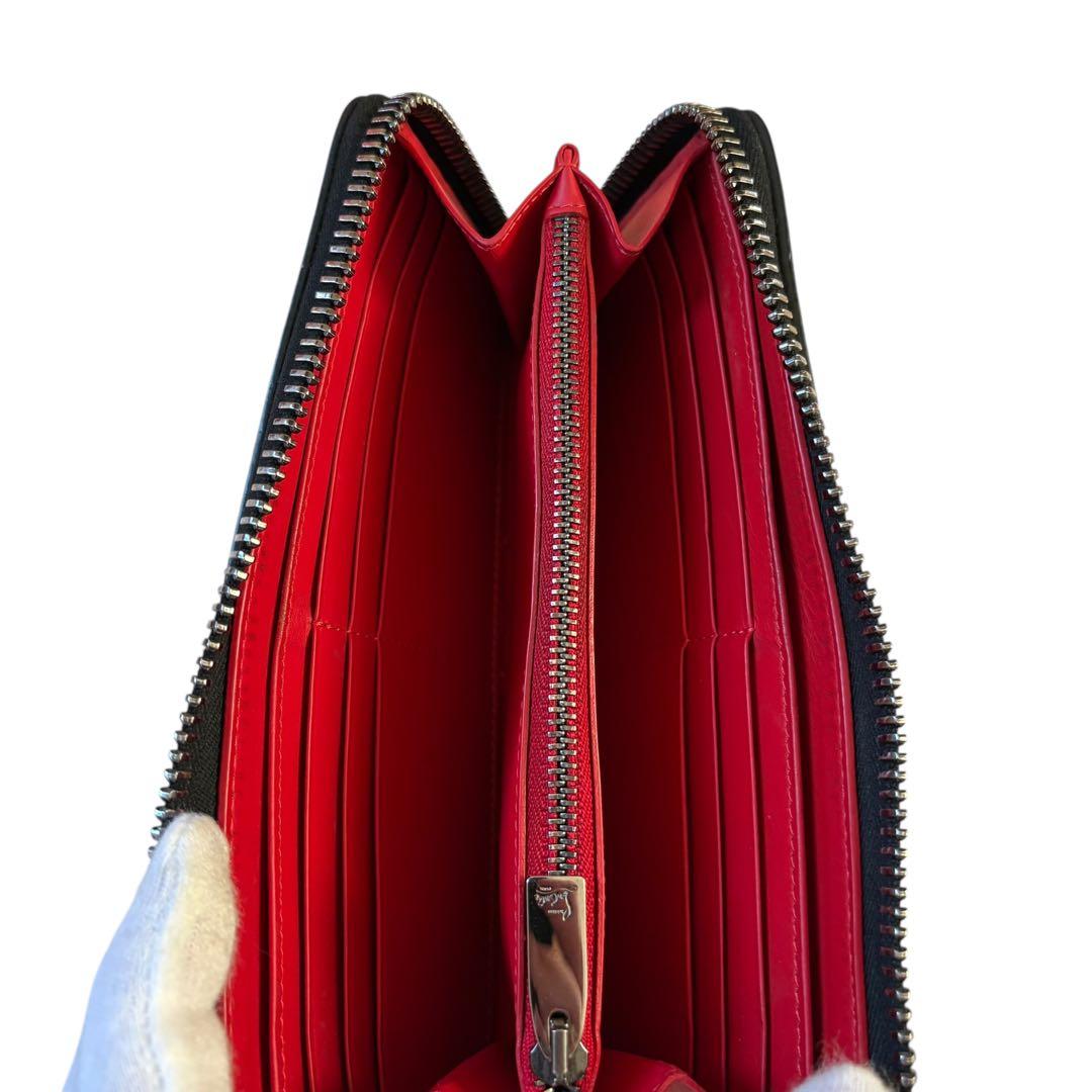 近年モデル　美品　クリスチャンルブタン　長財布　ラウンドファスナー　レザー　赤
