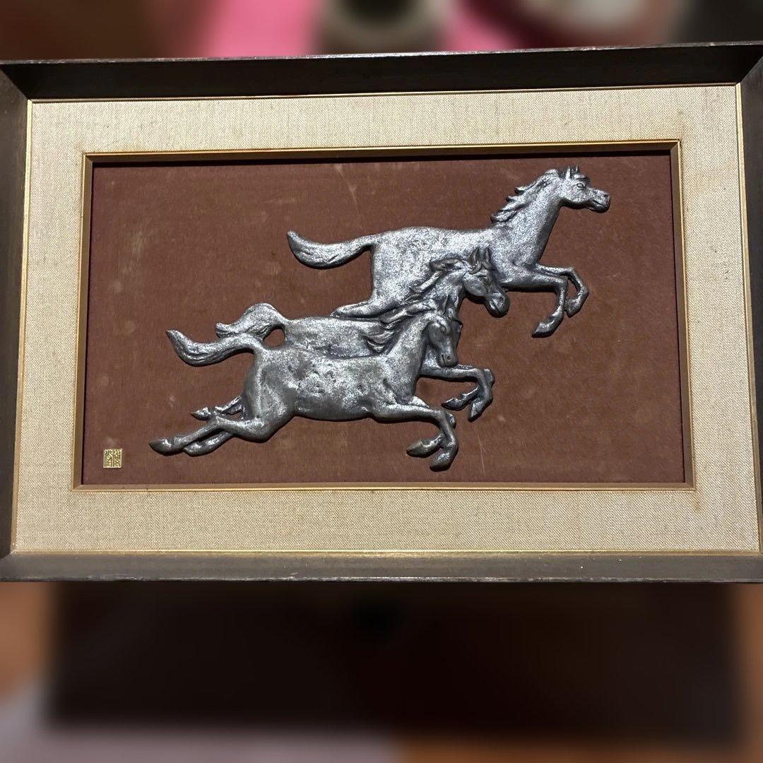 駆け走る三頭の馬　立体額