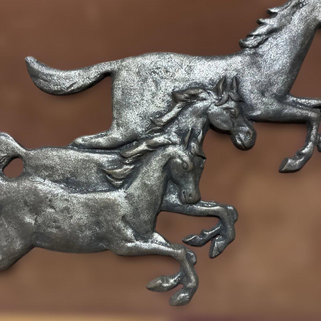 駆け走る三頭の馬　立体額