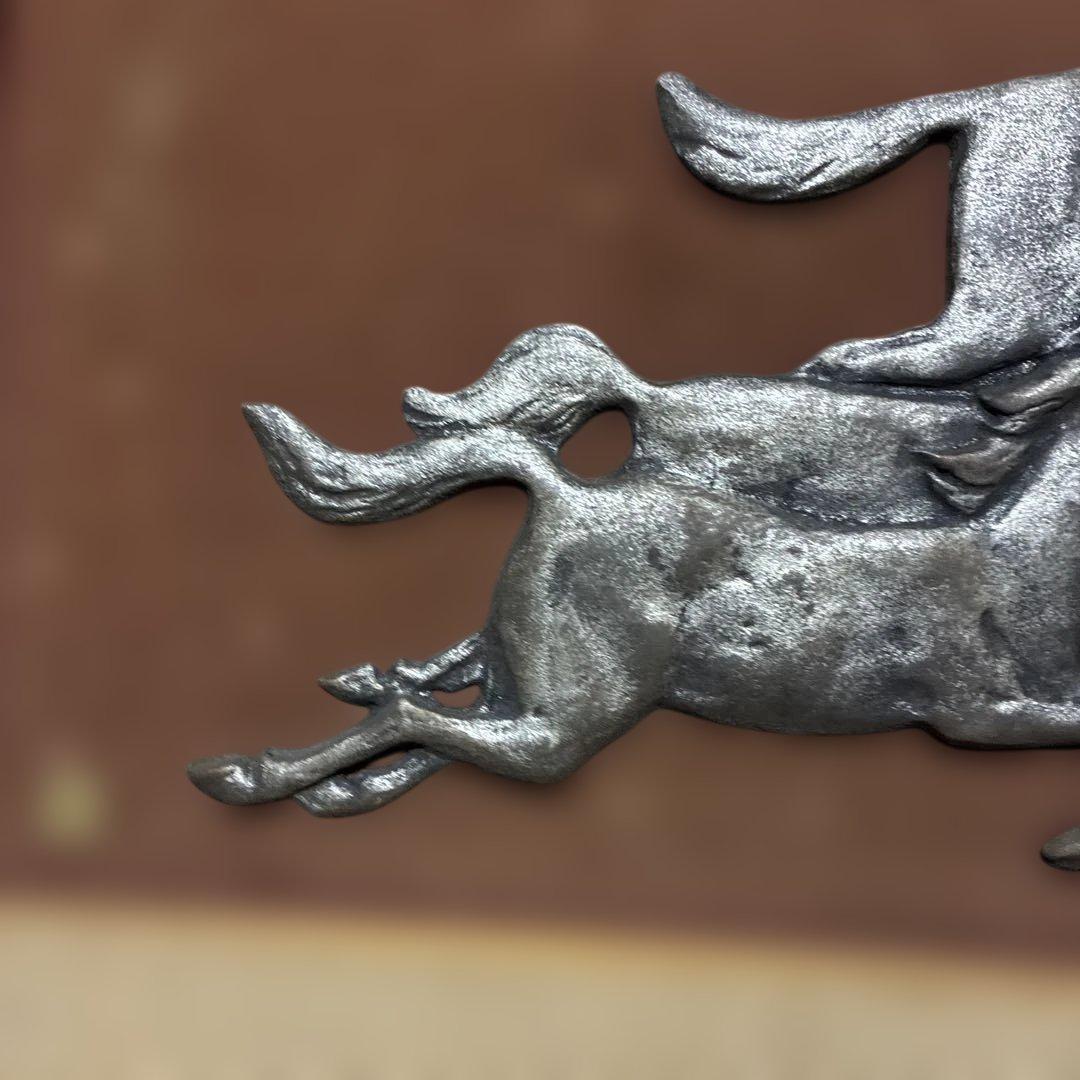 駆け走る三頭の馬　立体額