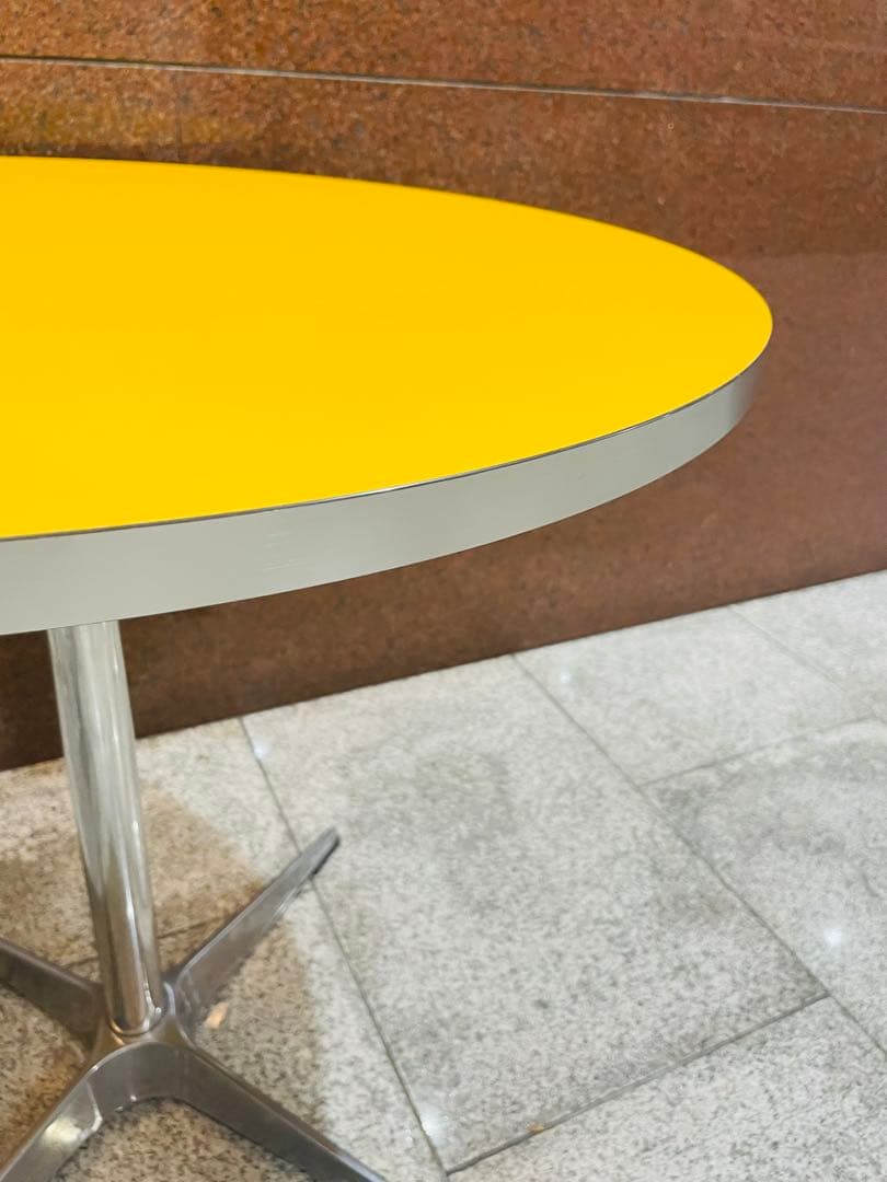 イエロー ラウンドテーブル　円形テーブル ステンレス脚