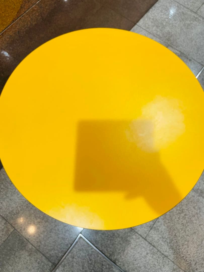 イエロー ラウンドテーブル　円形テーブル ステンレス脚