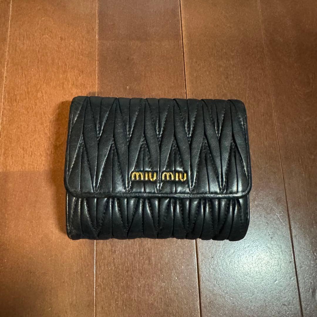 美品 miu miu ミュウミュウ マテラッセ 三つ折り財布 無敵ブラック