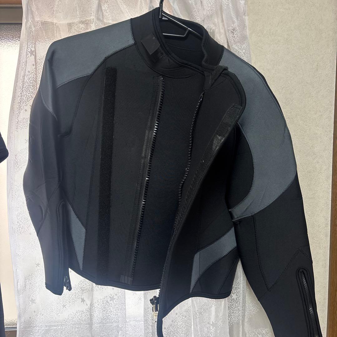 スキューバダイビング　ウェットスーツ