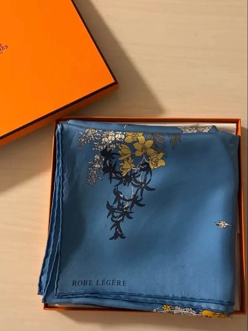 エルメス　カレ90 ROBE LÉGÈRE 花柄スカーフ