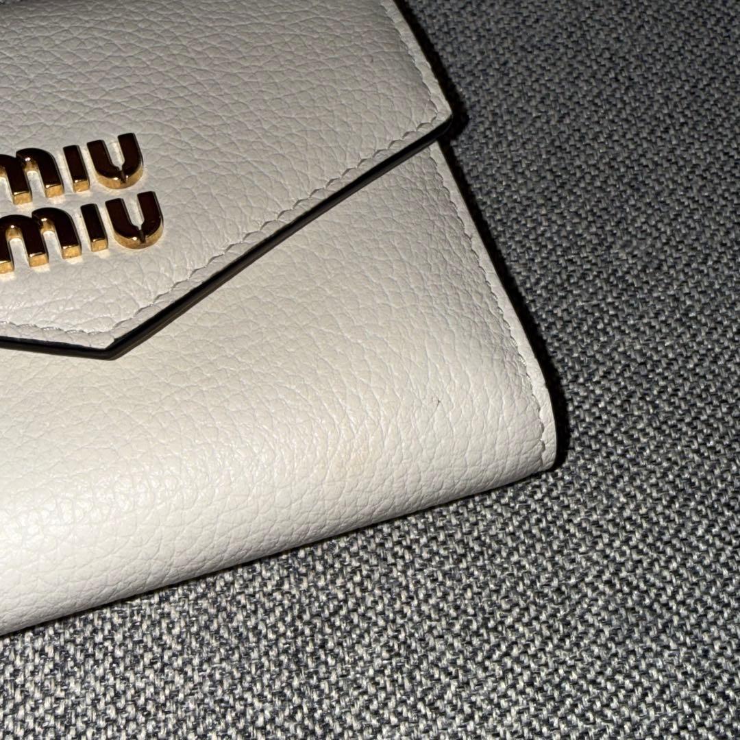 miu miu アイボリー 二つ折り財布