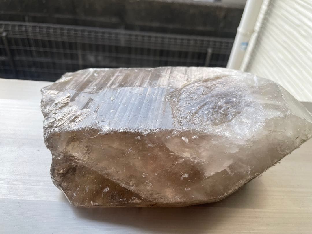 スモーキークォーツポイント木製台座付き