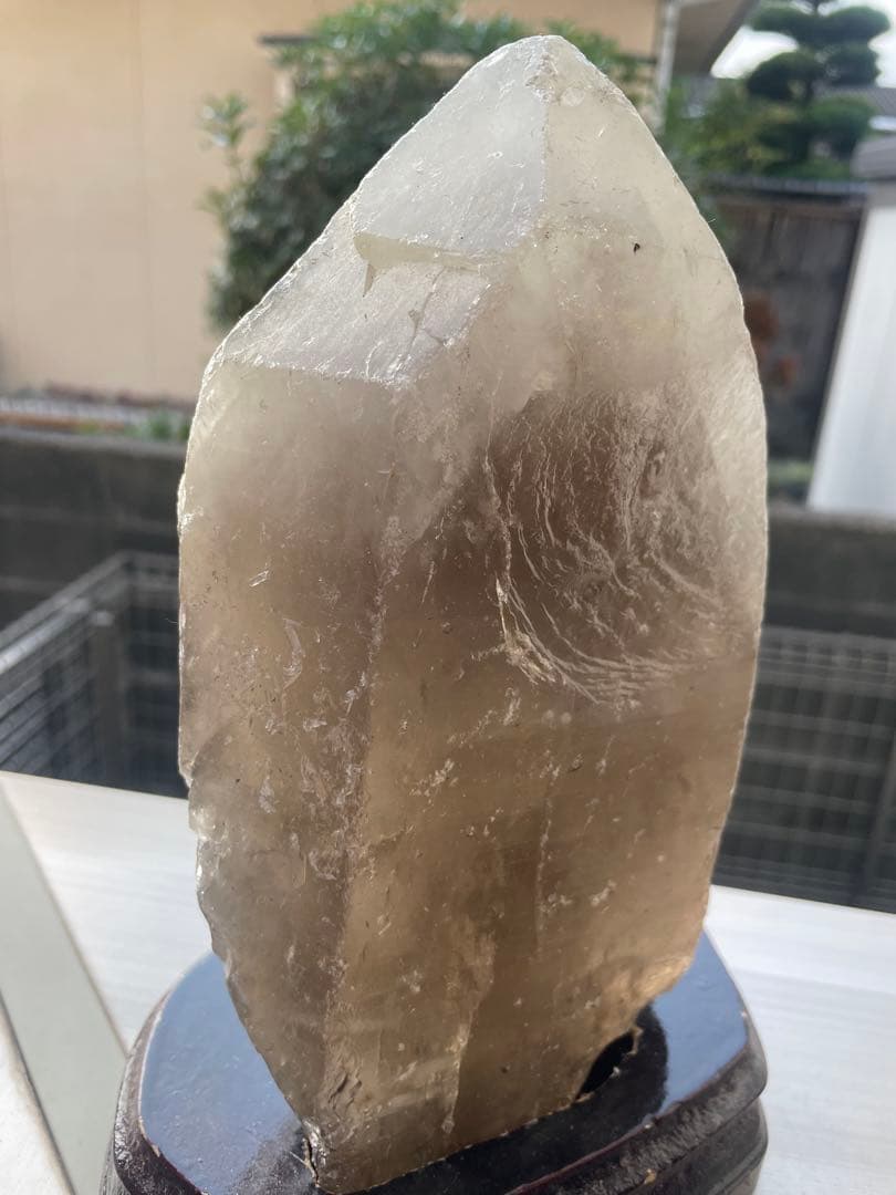 スモーキークォーツポイント木製台座付き
