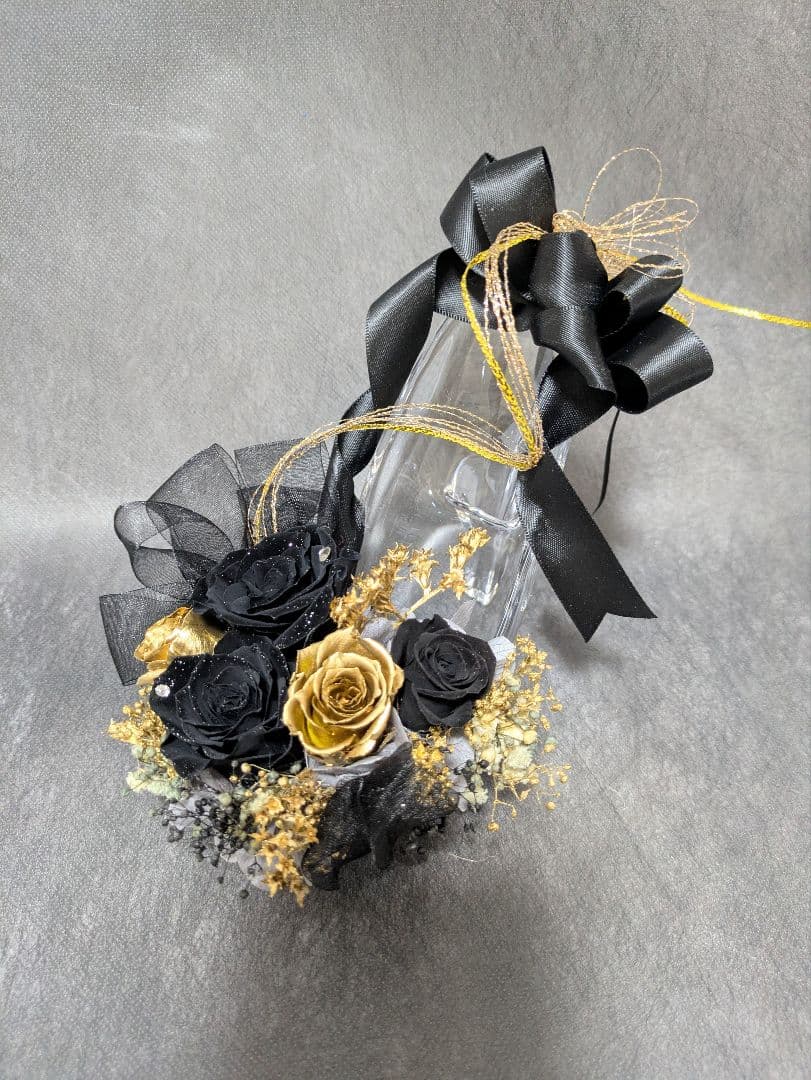 プリザーブドフラワーガラスの靴ギフト／黒薔薇とゴールドローズのリボンの魔法の靴