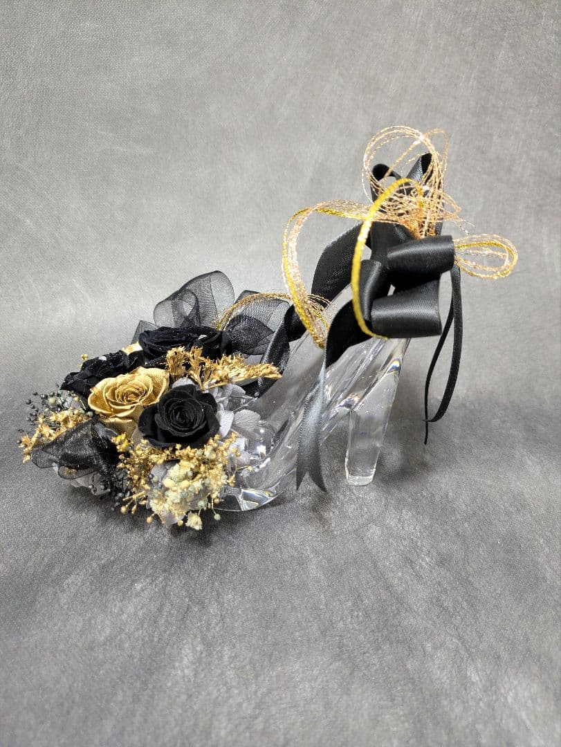 プリザーブドフラワーガラスの靴ギフト／黒薔薇とゴールドローズのリボンの魔法の靴