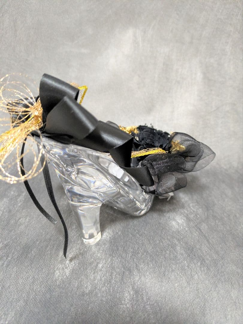 プリザーブドフラワーガラスの靴ギフト／黒薔薇とゴールドローズのリボンの魔法の靴